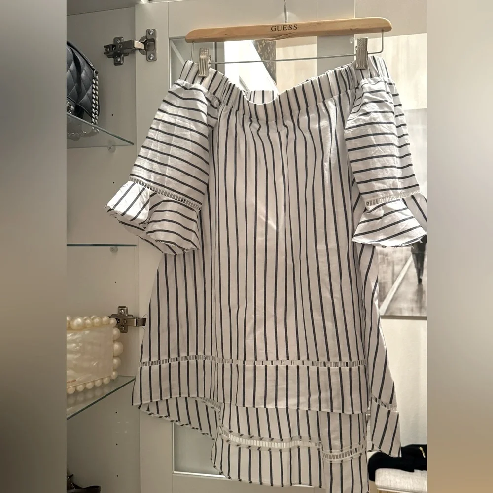 Off the shoulder belle sleeve top - Picture 1 of 5
